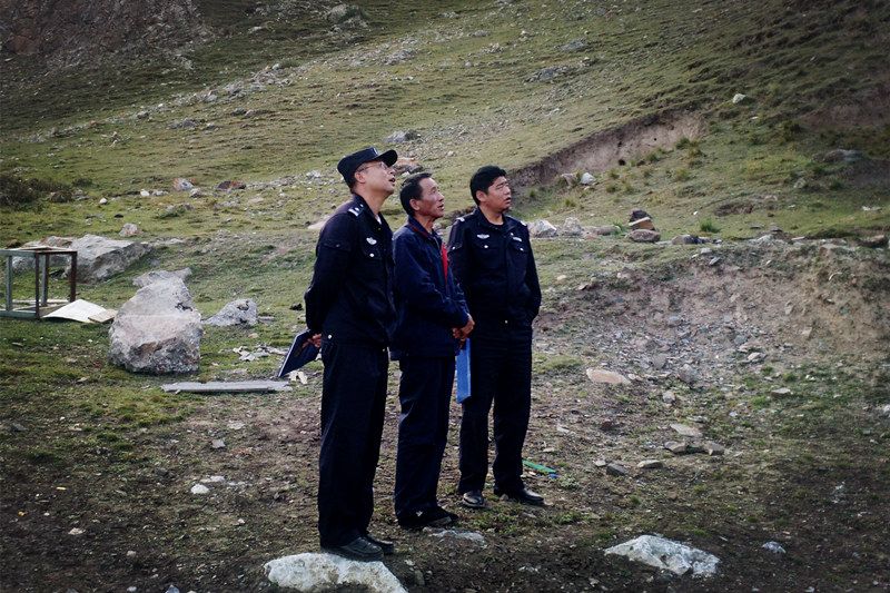 興?？h公安局治安大隊(duì)到銅鑫公司例行安全專項(xiàng)檢查